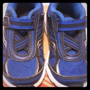 Boys saucony tennis shoes size 5.5